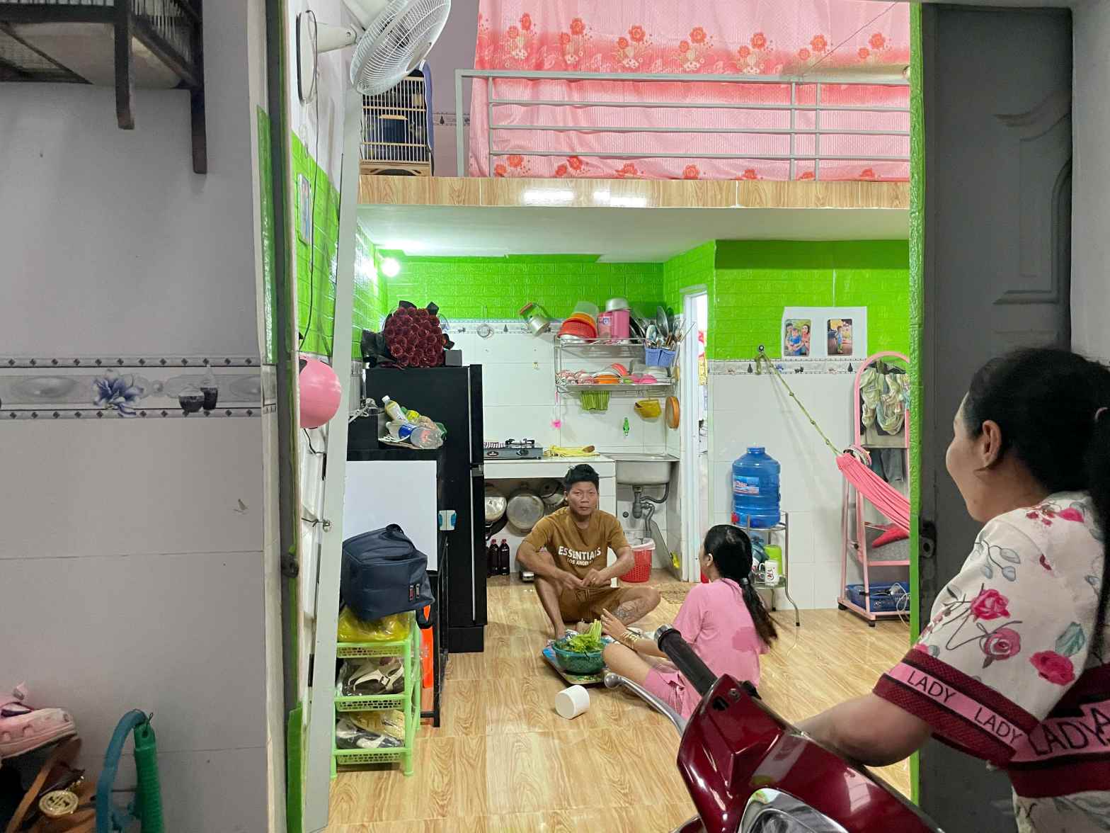 Cong nhan chi mong duoc chi tra luong thang 13. Anh: Dinh Trong