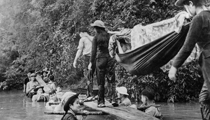 The Southern 20/12 Youth Volunteer Company uses its body as a bridge pillar for comrades to carry wounded soldiers. Photo: National Museum of History