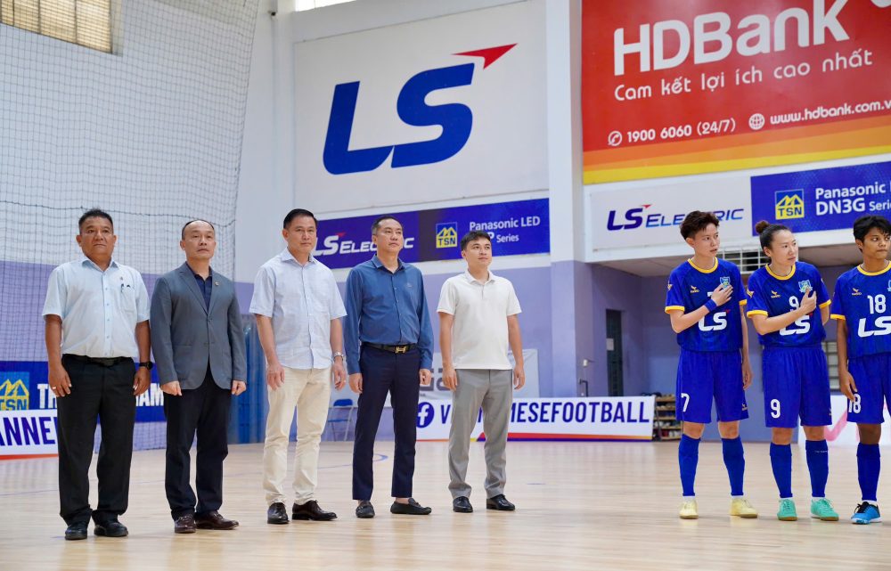 Lanh dao VFF tham du le khai mac. Anh: VFF