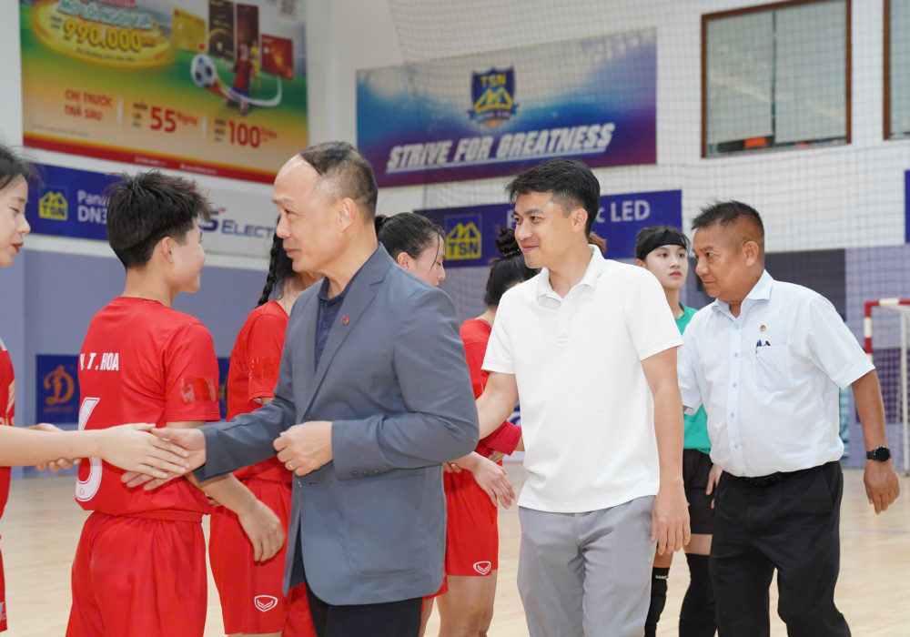 Lanh dao VFF dong vien trong tai va cau thu thi dau tran khai mac. Anh: VFF