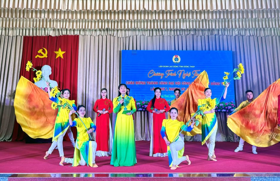 Chuong trinh nghe thuat chao mung thanh cong Dai hoi Cong doan tinh Dong Thap lan thu I, nhiem ky 2025-2030. Anh: Duc Trung
