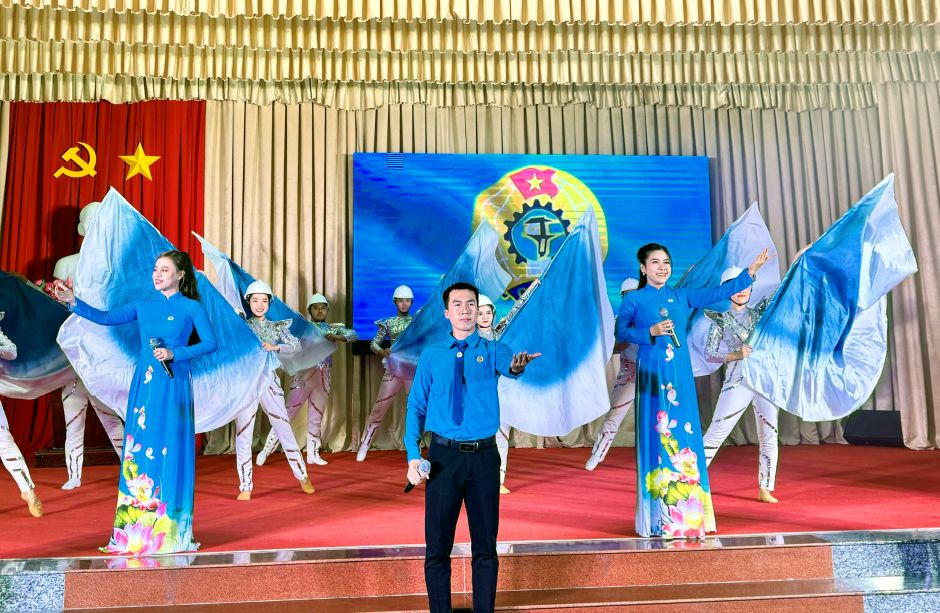 The art program is built diversely and richly, but still imbued with the Trade Union spirit. Photo: Duc Trung