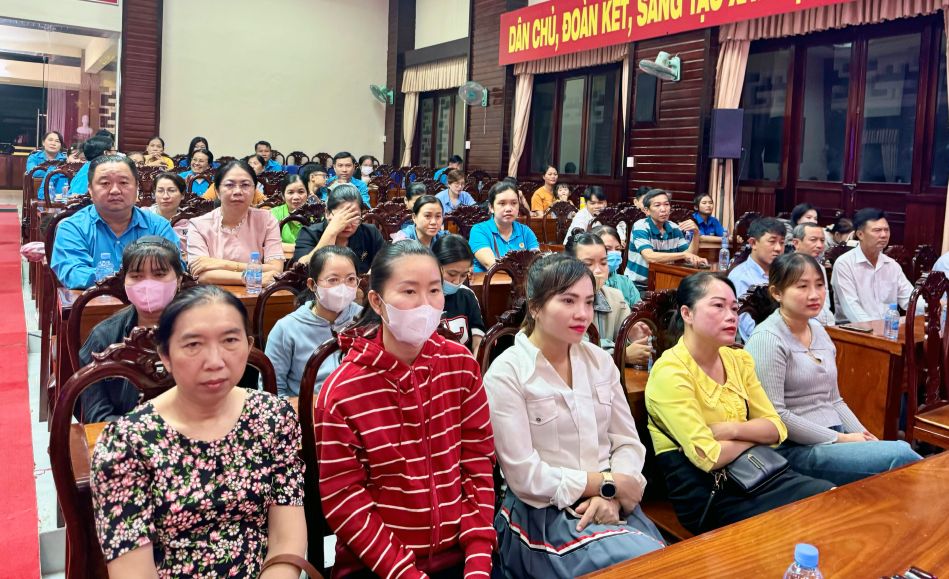 Hang tram can bo Cong doan, doan vien, cong nhan lao dong thuong thuc chuong trinh. Anh: Duc Trung