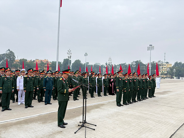 Delegation of the 11th Army Trade Union reporting merits to Uncle Ho. Photo: Minh Quy