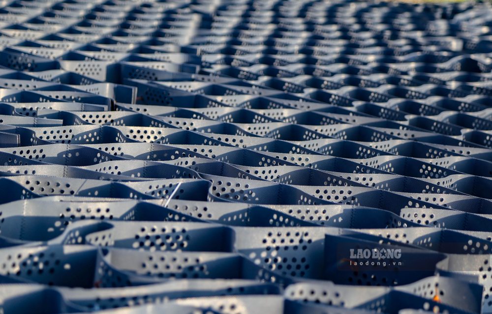 Nhieu hang muc xay len dang do roi bo khong dan den viec chua dung da xuong cap. 