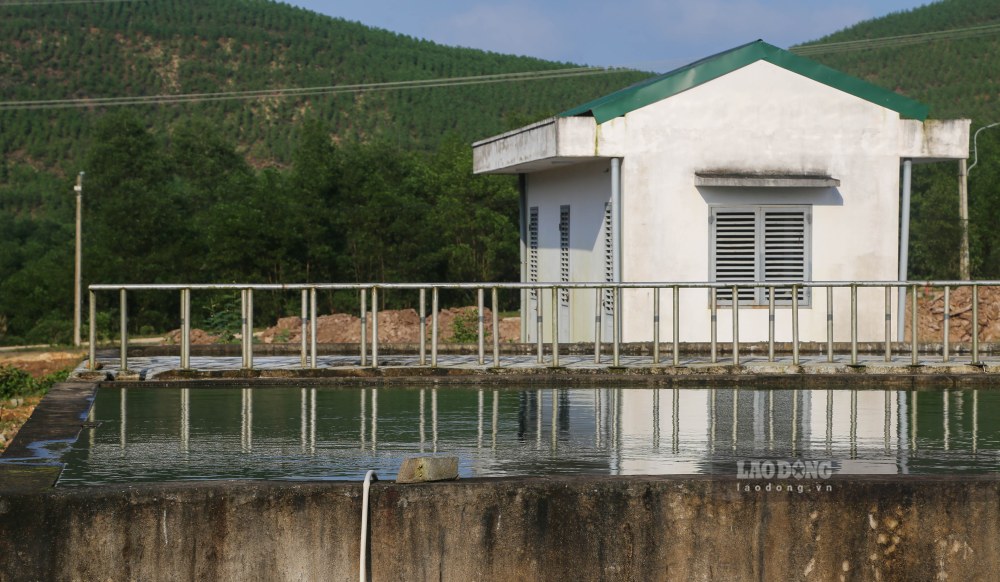 Ho chon lap, ho dieu hoa, thap nuoc, nha dieu hanh da thi cong co ban nhung bi bo hoang, xuong cap giua mua nang.