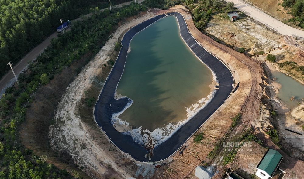 Mot so tuyen duong noi bo, ho chon lap, he thong thoat nuoc bi sat lo, boi lap do mua lu va ngung thi cong keo dai. 