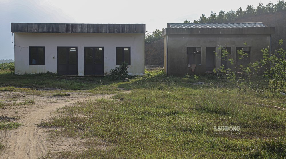 Cung theo Ban QLDA, hien don vi da thuc hien dieu chuyen mot so hang muc tu giai doan 1 sang giai doan 2. Dong thoi, dieu chinh thoi gian thuc hien du an doi voi giai doan 1 keo dai den het quy II.2026. Giai doan 2 se tap trung xay dung cac hang muc va mua sam thiet bi cho cac hang muc nhu lo dot rac, may ui, may xuc... de dua toan bo cong trinh vao hoat dong.