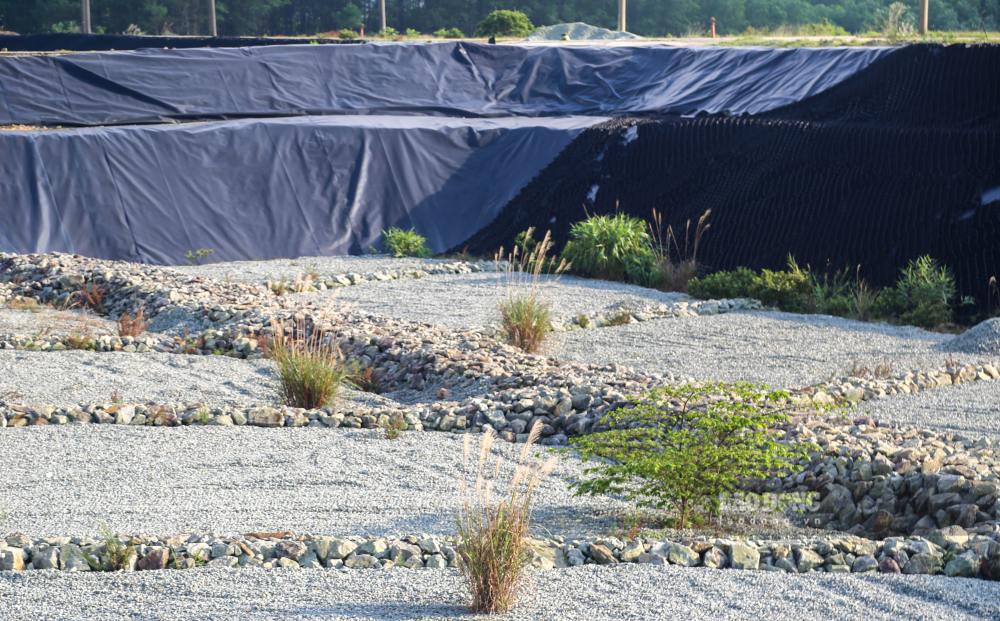 Ban QLDA da xu ly tam thoi mot so vi tri sat lo, bo sung he thong thu nuoc ngam va gia co cuc bo nham on dinh cong trinh. Du da gia co, trong mua mua lu nam nay, cong trinh van xuat hien them cac diem hu hong, tiem an rui ro. 