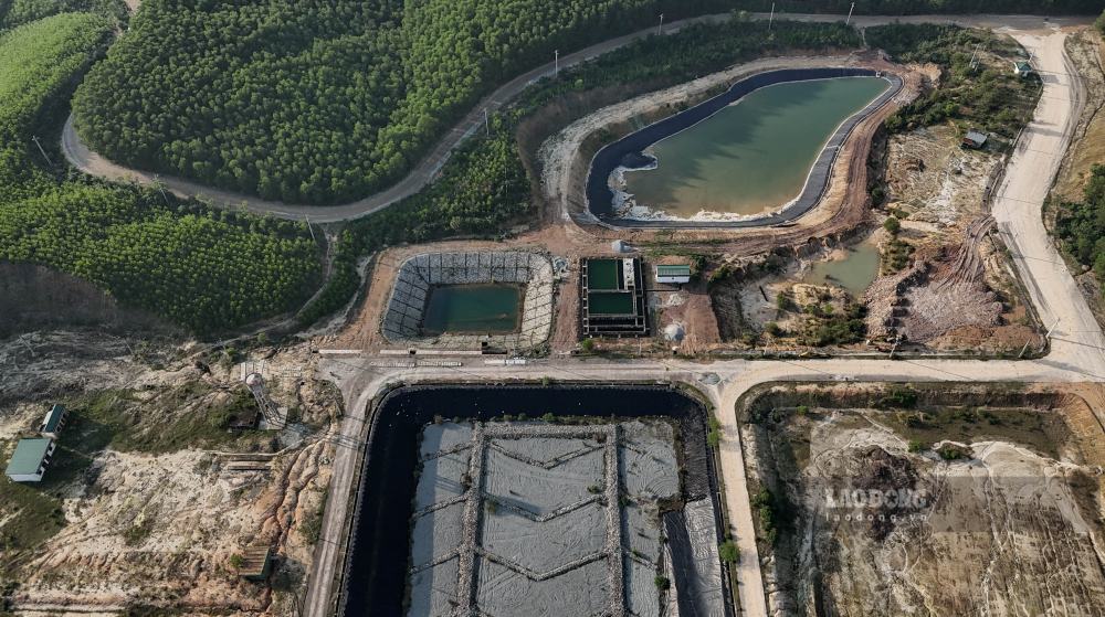 Ghi nhan cua phong vien Bao Lao Dong chieu 29.12, tai cong truong khong co cong nhan, may moc thi cong, nhieu hang muc dung lai trong thoi gian dai. 