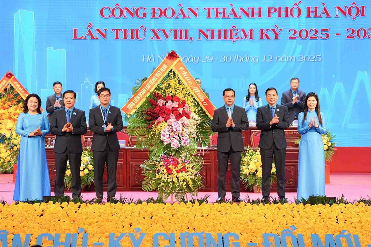 Chairman of the Vietnam General Confederation of Labour Nguyen Dinh Khang presents flowers to congratulate the XVIII Congress, term 2025 - 2030 Hanoi City Labor Federation. Photo: Song Huu