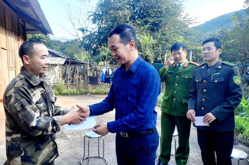 Leaders of Chieng Hac commune, and phosphate control forces, local police visit and encourage people attacked by wild monkeys in Coc Lac village. Photo: Nhat Minh
