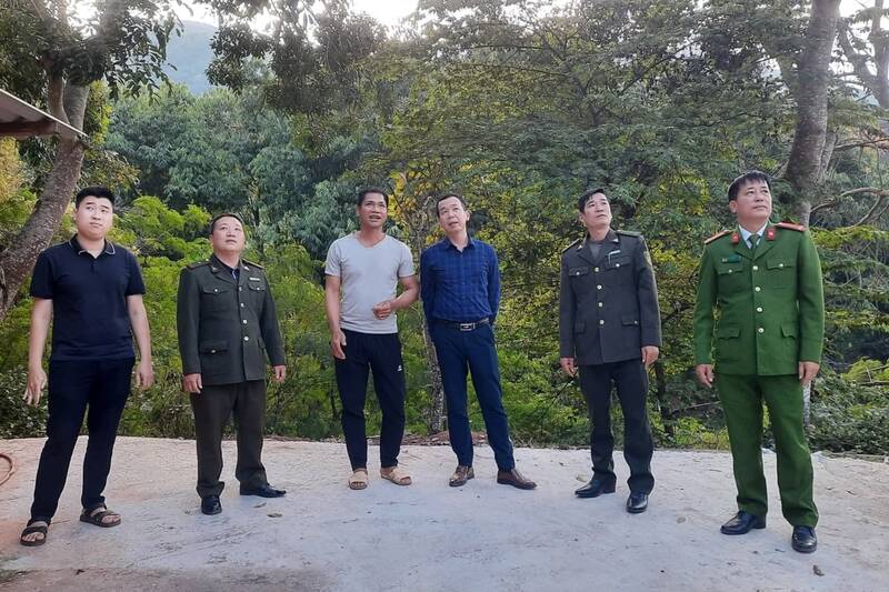 Lanh dao xa Chieng Hac, kiem lam dia ban va ban quan ly ban Coc Lac kiem tra khu vuc khi xuat hien tan cong nguoi dan. Anh: Nhat Minh