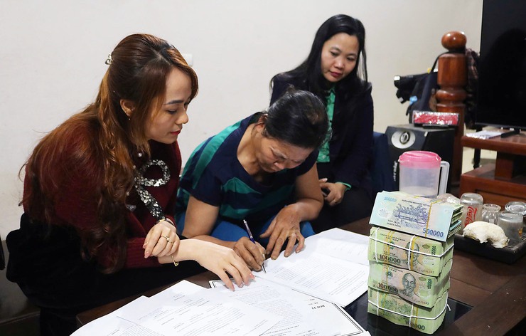 Households subject to land recovery in Thuy Khue village (Quoc Oai commune, Hanoi) agree to sign minutes of site handover and complete procedures to receive compensation and support money. Photo: Quoc Oai Commune People's Committee