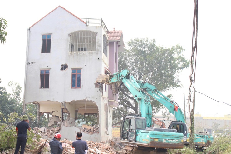 Chuong My ward organizes land recovery coercion. Photo: Chuong My Ward People's Committee