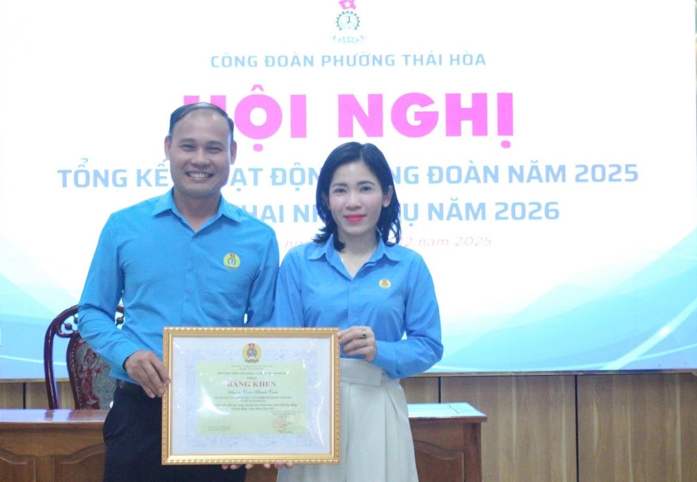 Collectives and individuals with outstanding achievements in 2025 are commended. Photo: Thai Hoa Ward Trade Union