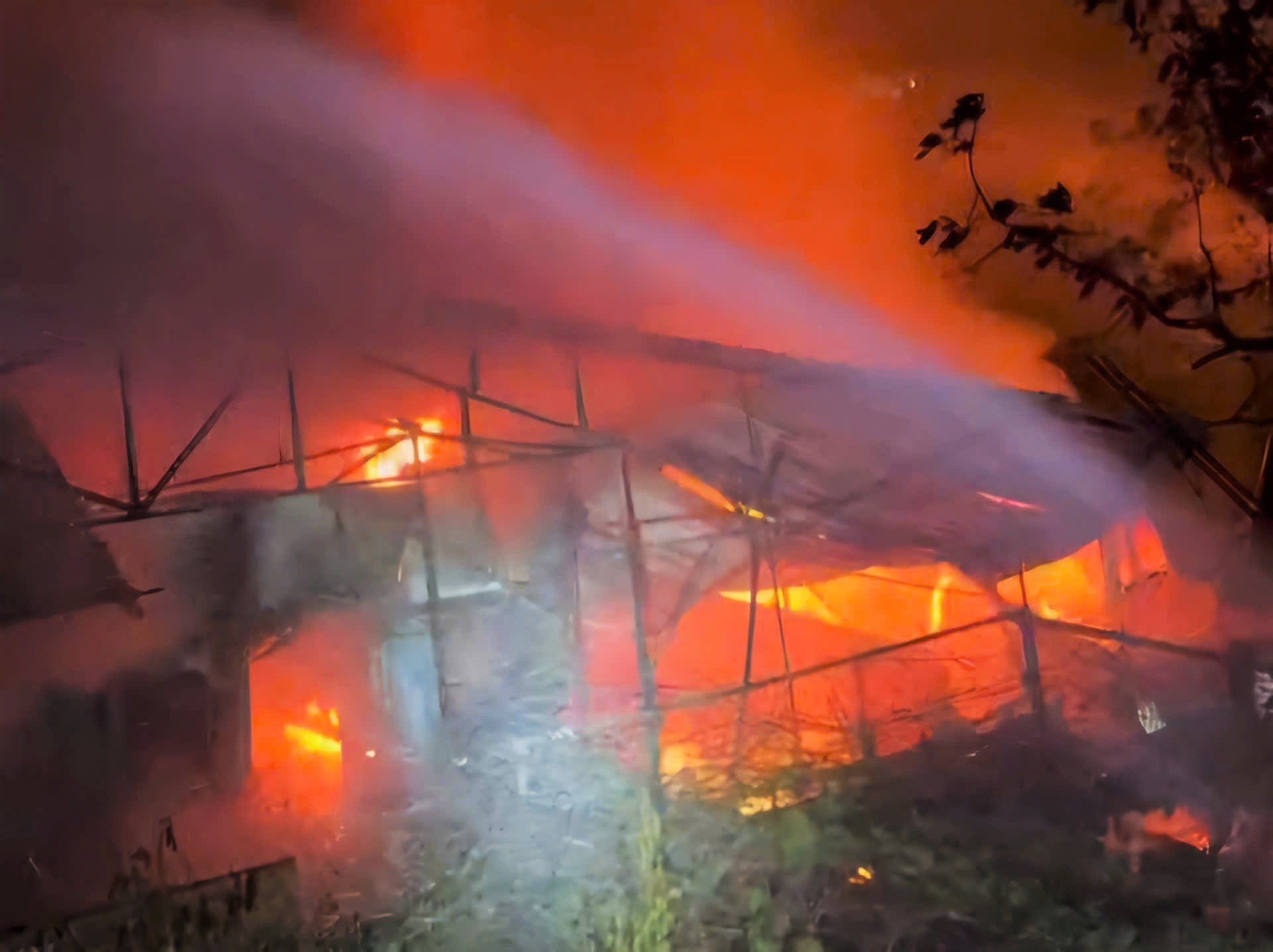 The fire broke out and engulfed the warehouse containing items of a household in Da Lat. Photo: People provided