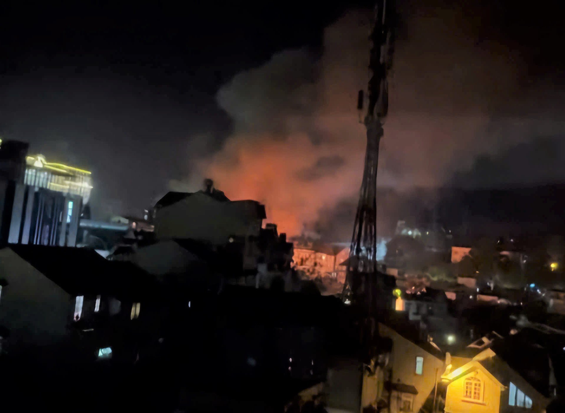 Vu chay khien cot khoi boc cao hang chuc met. Anh: Nguoi dan cung cap 