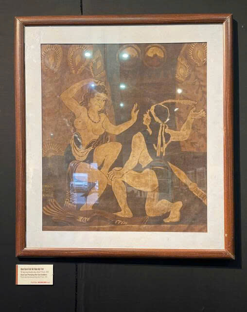 Tac pham “Dam San di bat Nu Than Mat Troi” bang chat lieu sap ong nhuom nau khong chi hien thi hinh anh ma con truyen tai cam xuc nhu nhung lat ky uc duoc khac sau vao tung lop sap. Anh: Quynh Mai 