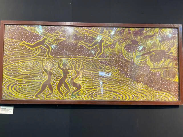 Tac pham “Trut lua len dau thu” duoc the hien tren chat lieu sap ong nhuom nau, goi nhac khong khi su thi va tinh than dau tranh manh me, dong thoi phan anh chieu sau van hoa va ky uc cong dong trong sang tac cua hoa si. Anh: Quynh Mai 