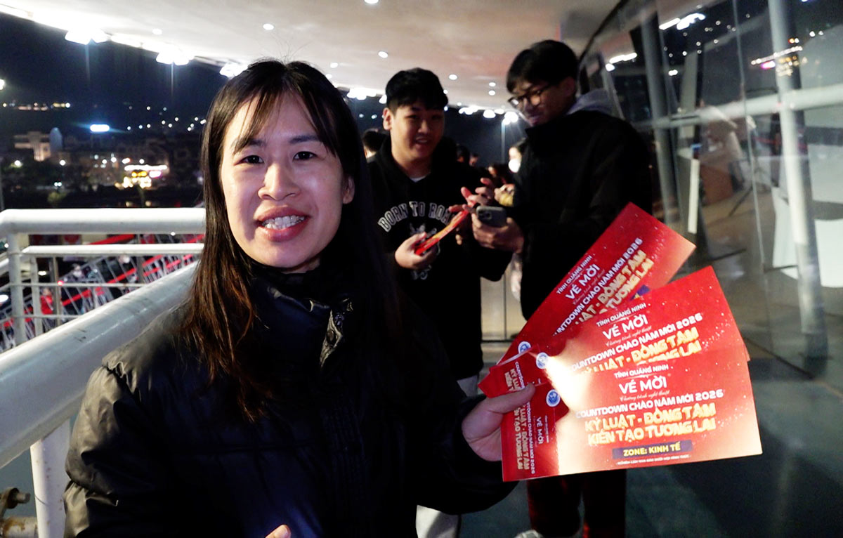 At nearly 10 pm, Ms. Pham Thu Hien, residing in Hong Gai ward, Quang Ninh province, exchanged tickets for the New Year 2026 Countdown Program. Photo: Doan Hung