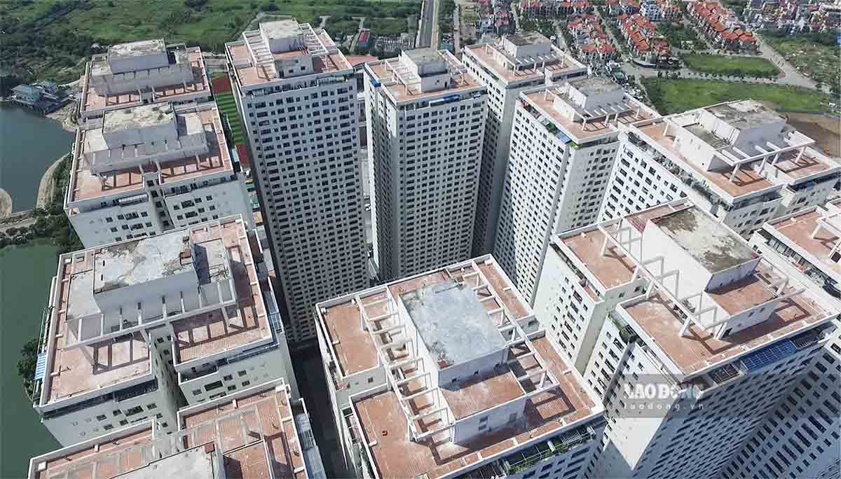 El edificio de apartamentos Linh Dam prohibe inesperadamente los coches electricos. Foto: Nguyen Tung