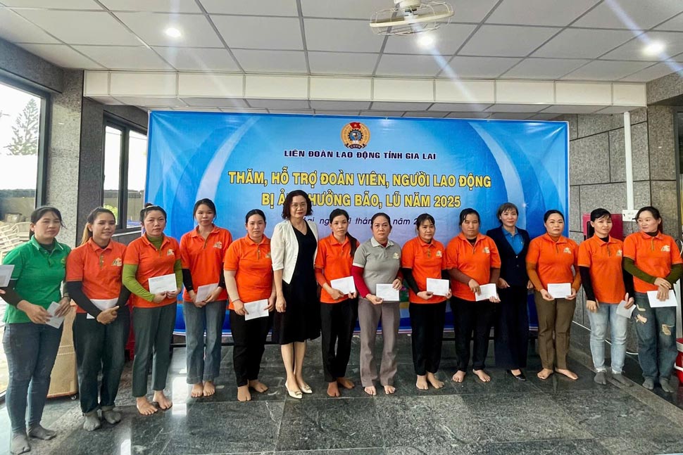 Doan vien, nguoi lao dong Cong ty Co phan Che bien go An Long nhan ho tro tu to chuc Cong doan. Anh: Hoai Phuong