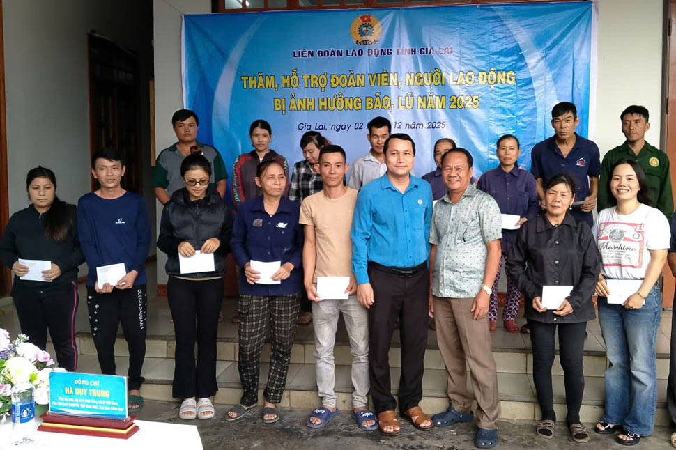 Ong Ha Duy Trung - Chu tich LDLD tinh Gia Lai - trao qua ho tro cho nguoi lao dong tai Doanh nghiep tu nhan Thuong mai Phuoc An Thanh. Anh: Hoai Phuong