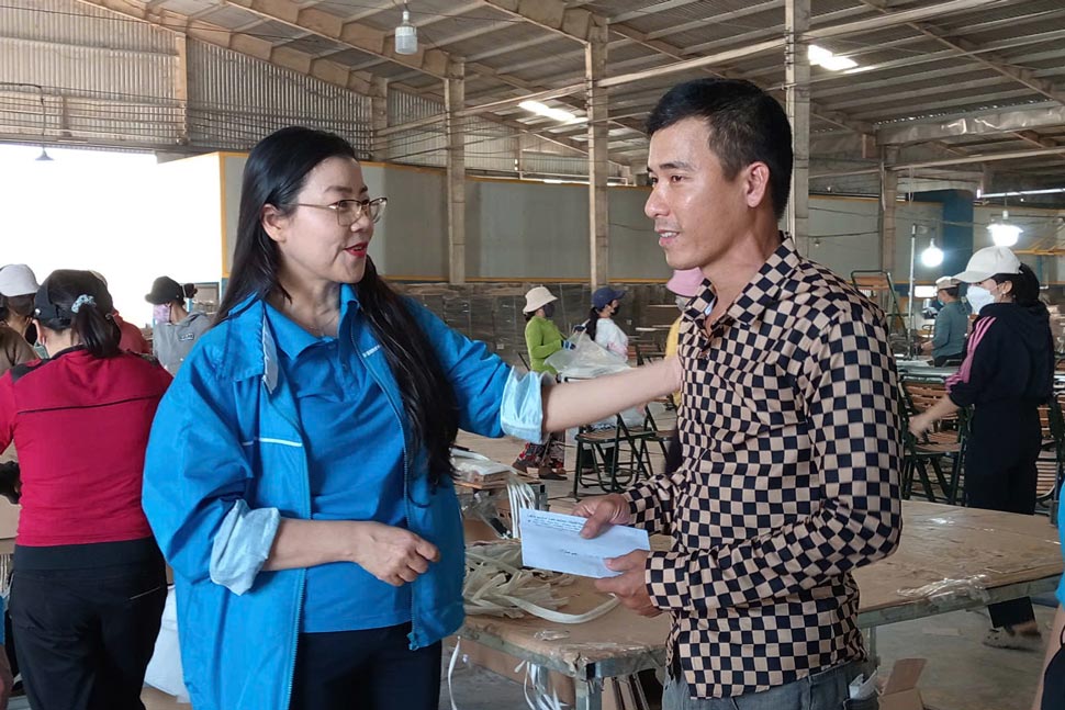 Ba Nguyen Thi Thanh Thuy - Pho Chu tich LDLD tinh Gia Lai - trao ho tro cho anh Dang Van Du, cong nhan co nha bi sap do bao. Anh: Hoai Phuong