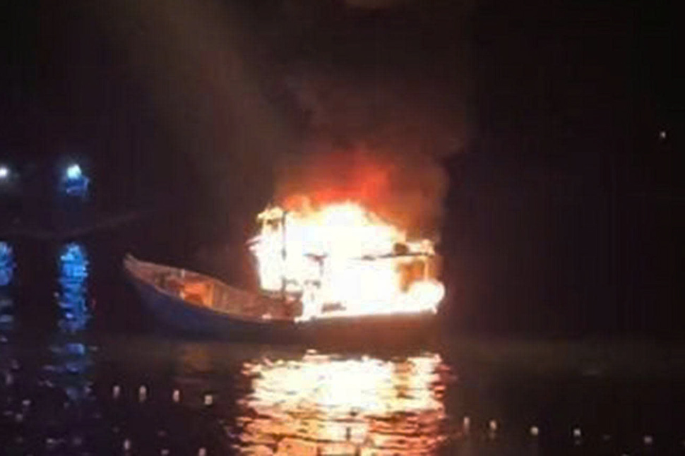 Khanh Hoa 해역에서 어선을 태운 불길. 사진: Phuong Linh