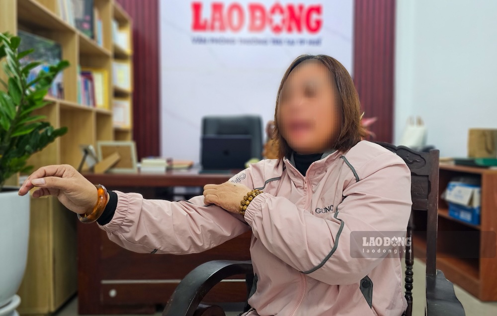 Bà Lan, một nạn nhân khác của phòng khám “Mb Center” tìm đến Văn phòng liên lạc của Báo Lao Động tại Huế để tố giác cơ sở chữa xoang bất thường. Ảnh: PV