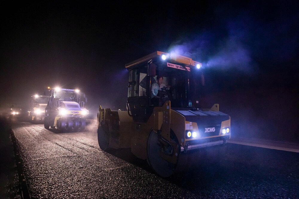 Quy trinh tham nhua nong duoc tien hanh voi yeu cau ky thuat nghiem ngat. Cac lop lu len duoc thuc hien nhieu luot de dam bao mat duong dat do bang phang va do chat theo tieu chuan, quy chuan hien hanh. Ảnh: Binh Linh