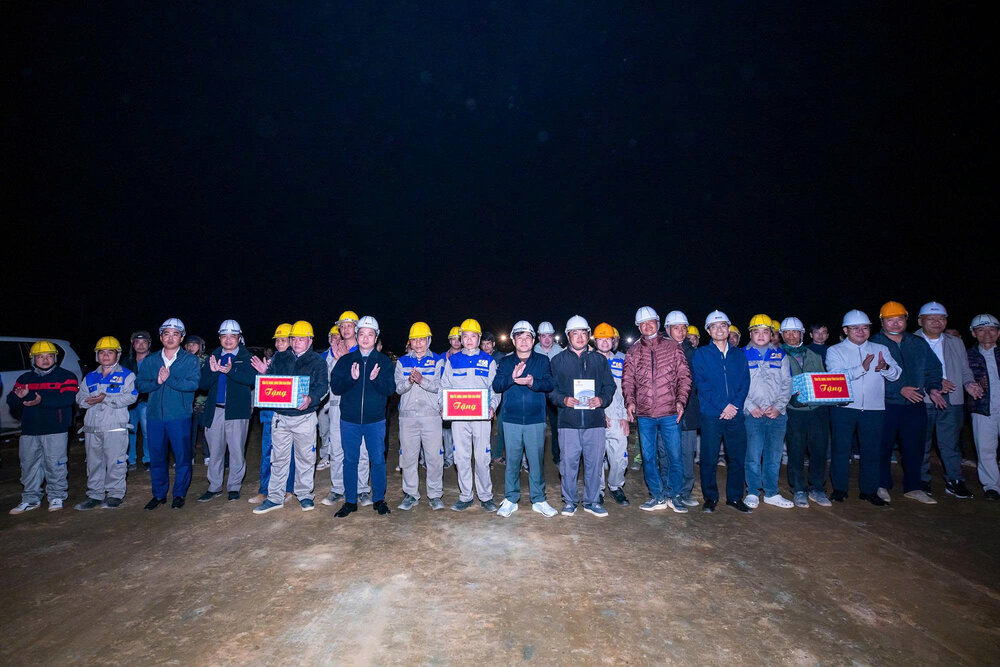 Chu tich UBND tinh Le Hai Hoa va lanh dao Tap doan Deo Ca tang qua dong vien cac ky su, cong nhan lam viec tren cong truong. Ảnh: Binh Linh