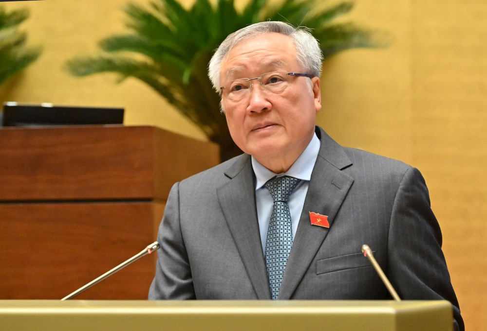 El miembro del Buro Politico y Viceprimer Ministro Permanente del Gobierno Nguyen Hoa Binh dijo que en el periodo 2022-2026 la plantilla profesional que recibe salarios del presupuesto disminuyo en mas del 15%. Foto: Quang Khanh