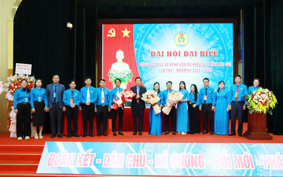 Ban Chap hanh Cong doan co so Benh vien Da khoa so 2 Lao Cai nhiem ky 2025-2030 ra mat Dai hoi. Anh: Phuong Thao 