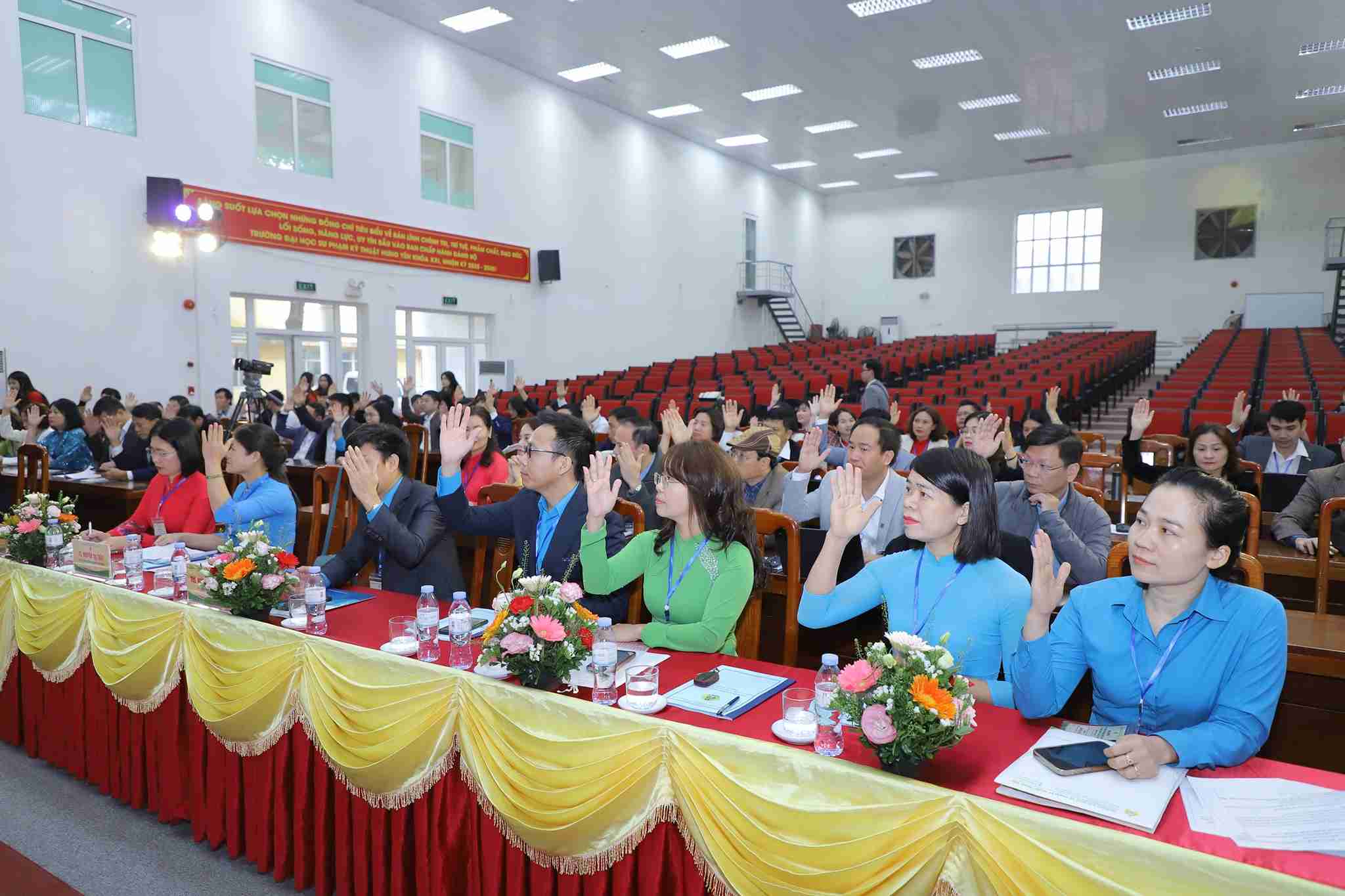 議会は2025年から2030年の任期に関する決議を承認することに投票した。写真: フンイェン工科大学