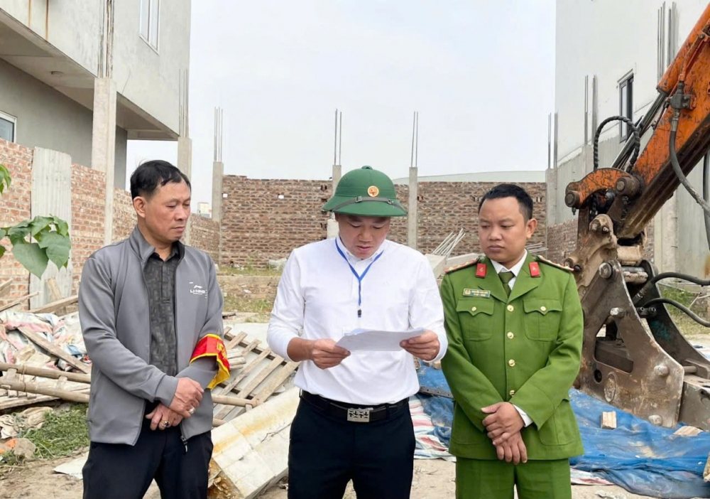 Xã Hoài Đức cưỡng chế 8 trường hợp sử dụng đất sai mục đích, vi phạm quy định về quản lý đất nông nghiệp thuộc địa bàn xã Đức Thượng (cũ). 