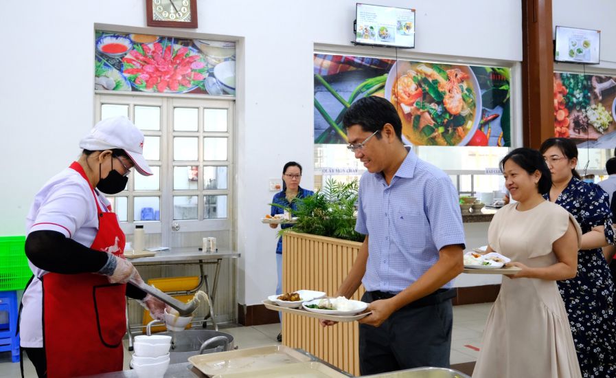 Hau Giang Pharmaceutical Joint Stock CompanyのDV、NLDの昼食は、栄養と食品衛生安全が確保されています。写真:My Ly
