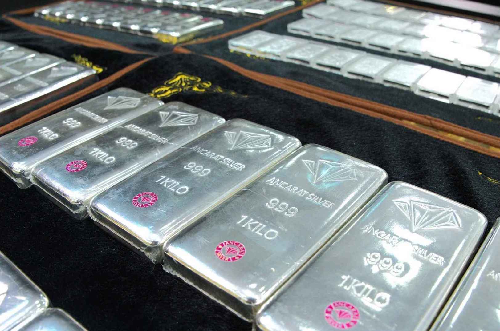 Silver prices continue to increase impressively, keeping close to record levels as expectations of the Fed loosening policy soon and the global supply of silver are exhausted. Photo: Phuong Anh.