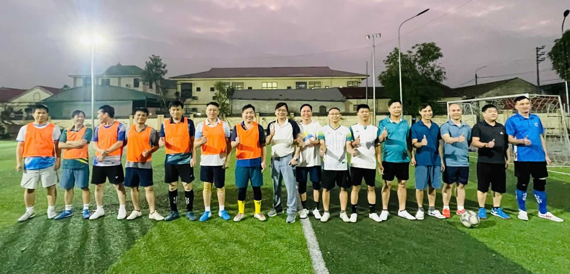 El Sindicato del Centro Medico Can Loc organiza la final del torneo de futbol masculino en un ambiente animado. Foto: Sindicato de Ha Tinh