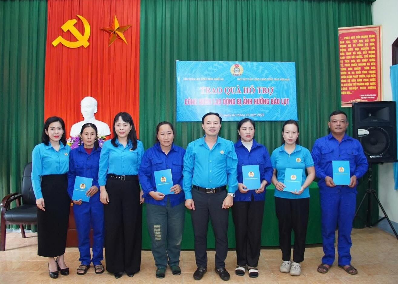 組合員が労働組合から支援を受けています。写真:Nghe An労働組合