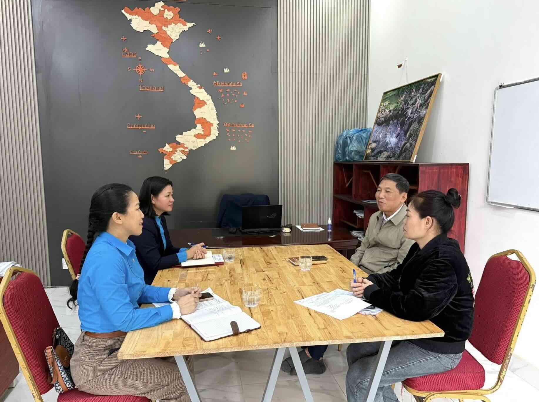 El Sindicato de la phuong Nam Dong Ha trabaja para comprender la situacion de las actividades sindicales en 5 unidades. Foto: Sindicato de Quang Tri