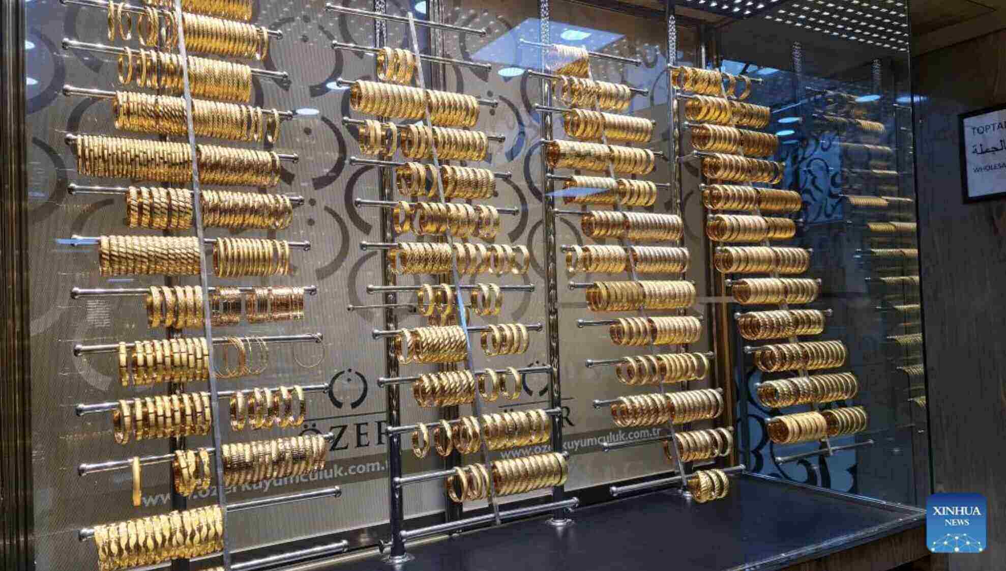 World gold prices are forecast to continue to maintain a long-term uptrend. Photo: Xinhua