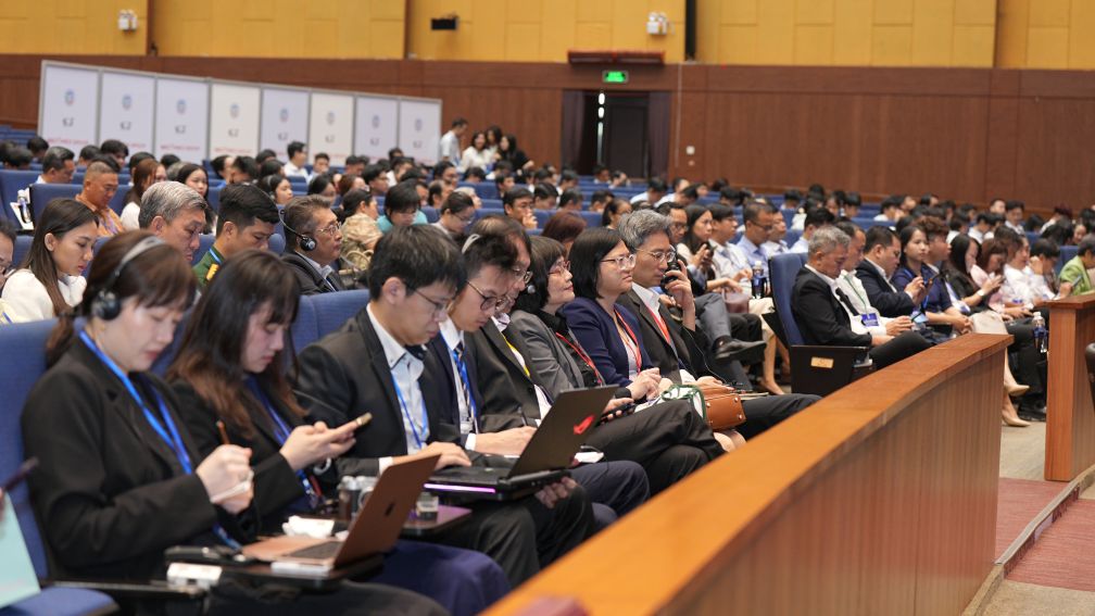 Dai bieu tham du hoi nghi.Anh: Dinh Trong