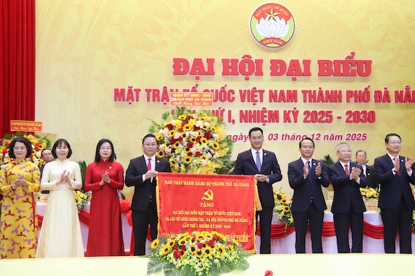 Bi thu Thanh uy Le Ngoc Quang da ghi nhan va bieu duong nhung dong gop to lon cua MTTQ cac cap trong nhiem ky qua. Anh: Nguyen Linh