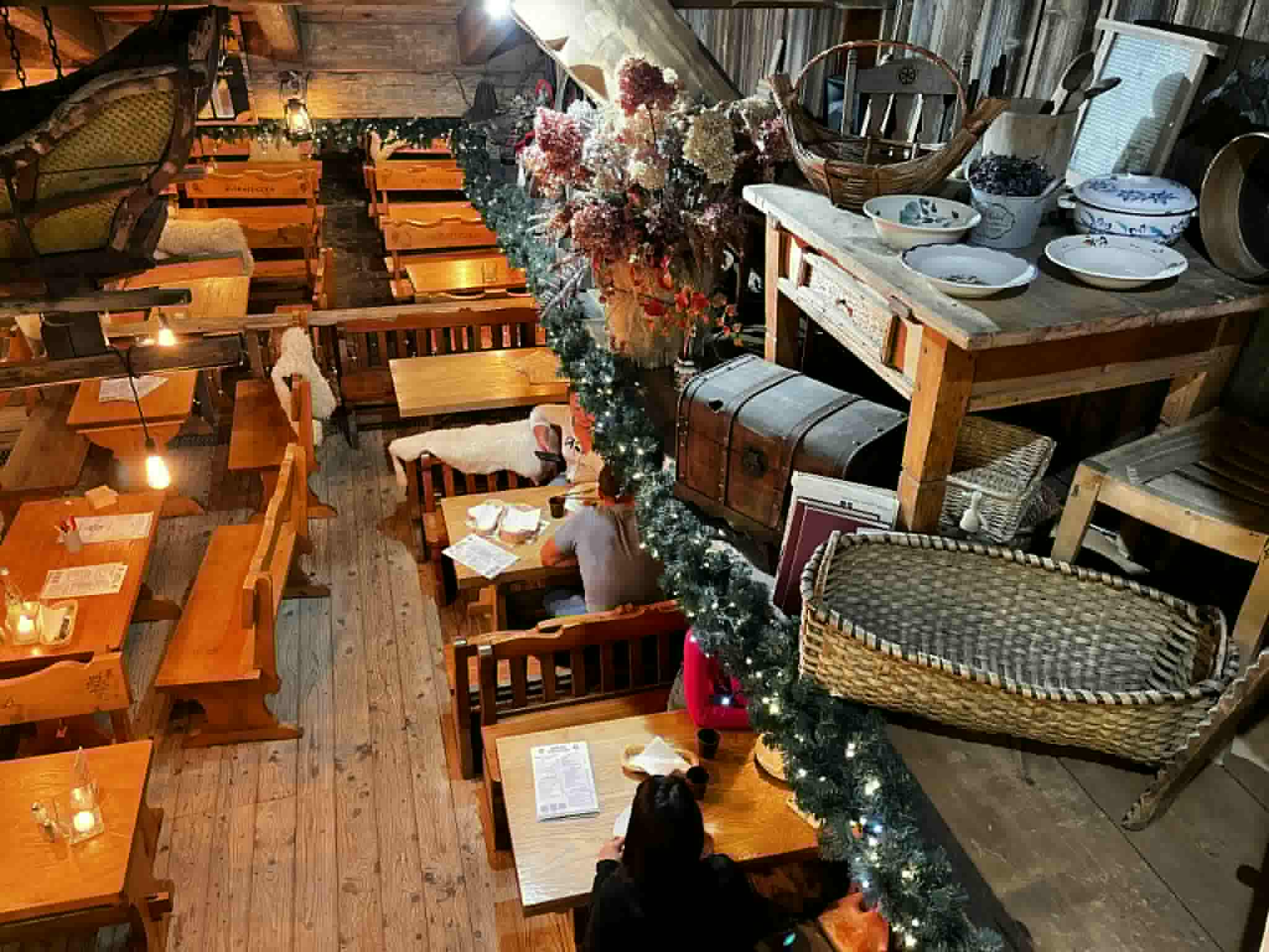 Ben trong mot nha hang o Ba Lan. Anh: Dieu Linh