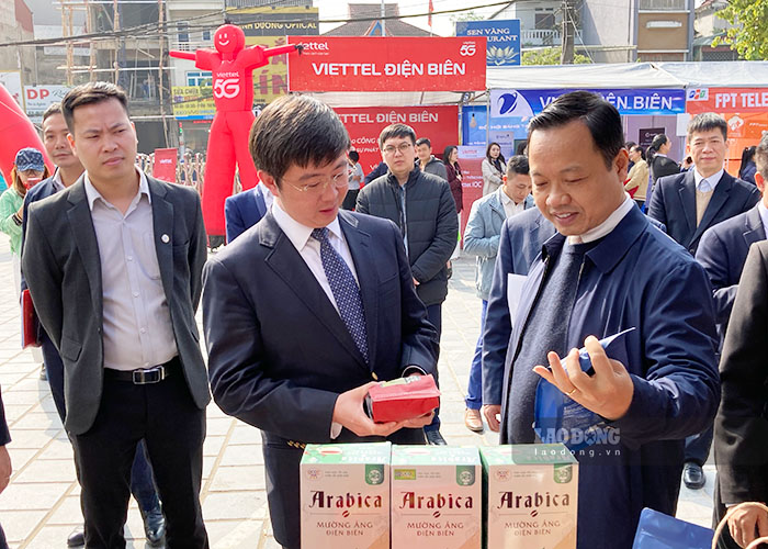 科学技術省のブイ・ホアン・フオン副大臣（中央）とディエンビエン省党委員会のチャン・ティエン・ズン書記（右）がムオンアンコーヒーブースを訪れた。写真: クアン・ダット