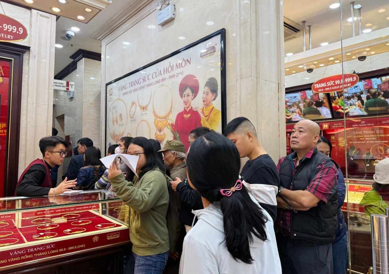Người dân vẫn tấp nập mua vàng trong bối cảnh giá tăng dựng đứng, phản ánh tâm lý “giữ vàng hơn giữ tiền” lan rộng cuối năm 2025. Ảnh: Phương Anh.