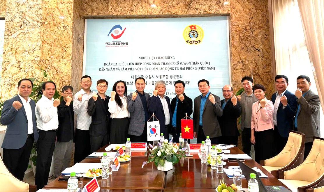 ハイフォン市労働総同盟は、韓国水原市労働組合総連合の代表団を受け入れました。写真: マイ・ドゥン
