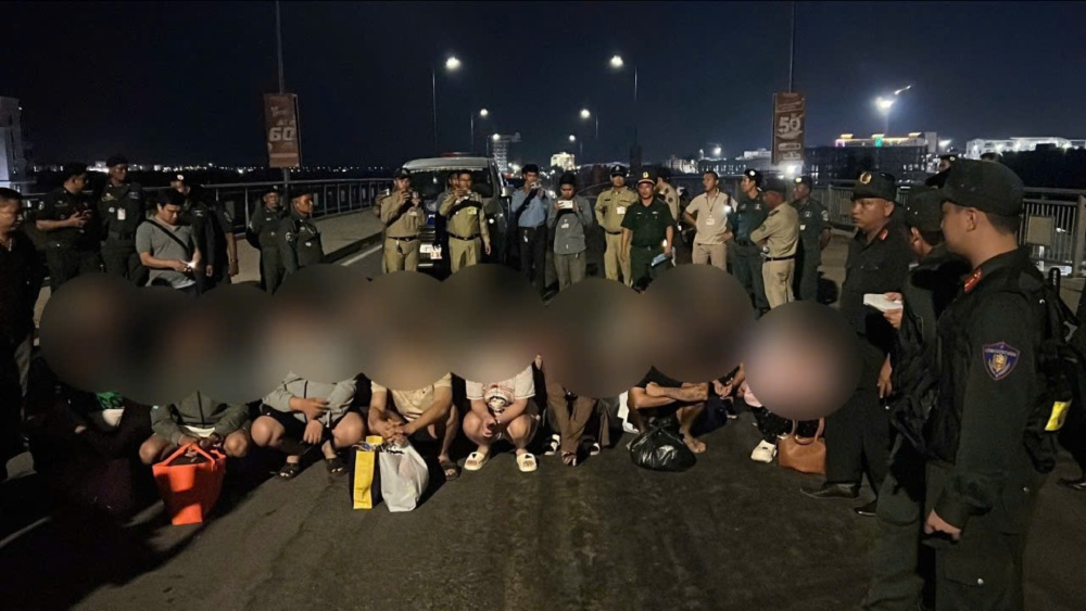 Tiếp nhận 21 công dân Việt Nam do lực lượng Campuchia trao trả. Ảnh: Biên phòng cung cấp